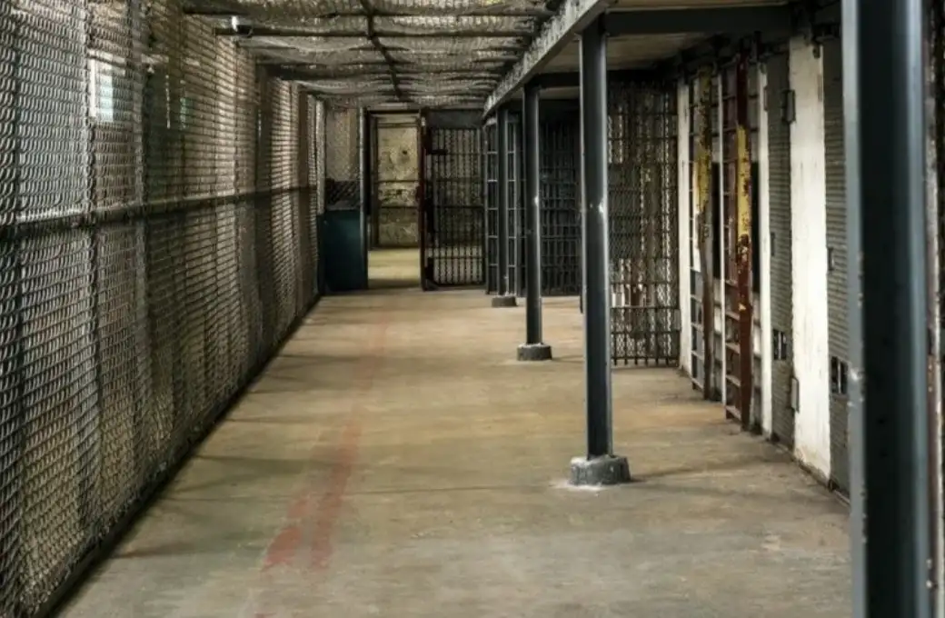 Insólito: prisioneros se fugaron de la cárcel y dejaron maniquíes en su lugar