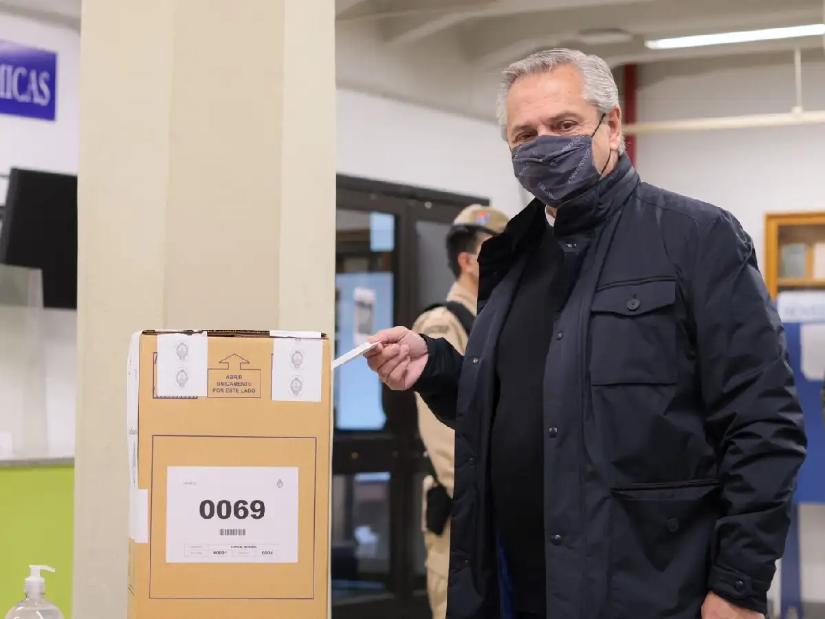 Alberto Fernández emitió su voto en Puerto Madero