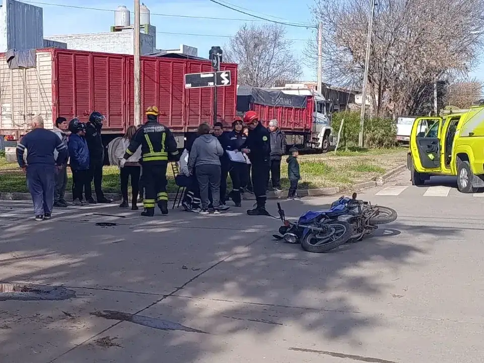Servicios de emergencias atendieron al motociclista herido.