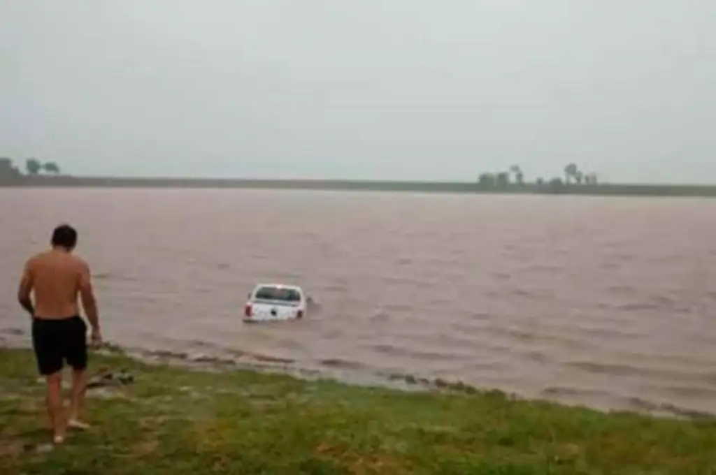 Una camioneta cayó dentro del río Paraná en medio de una fuerte tormenta en el sur de Entre Ríos