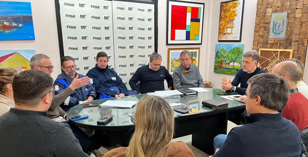 El Gobierno Municipal participó de una jornada de trabajo junto a referentes del sistema de emergencias y autoridades provinciales. Foto: Municipalidad de Firmat.