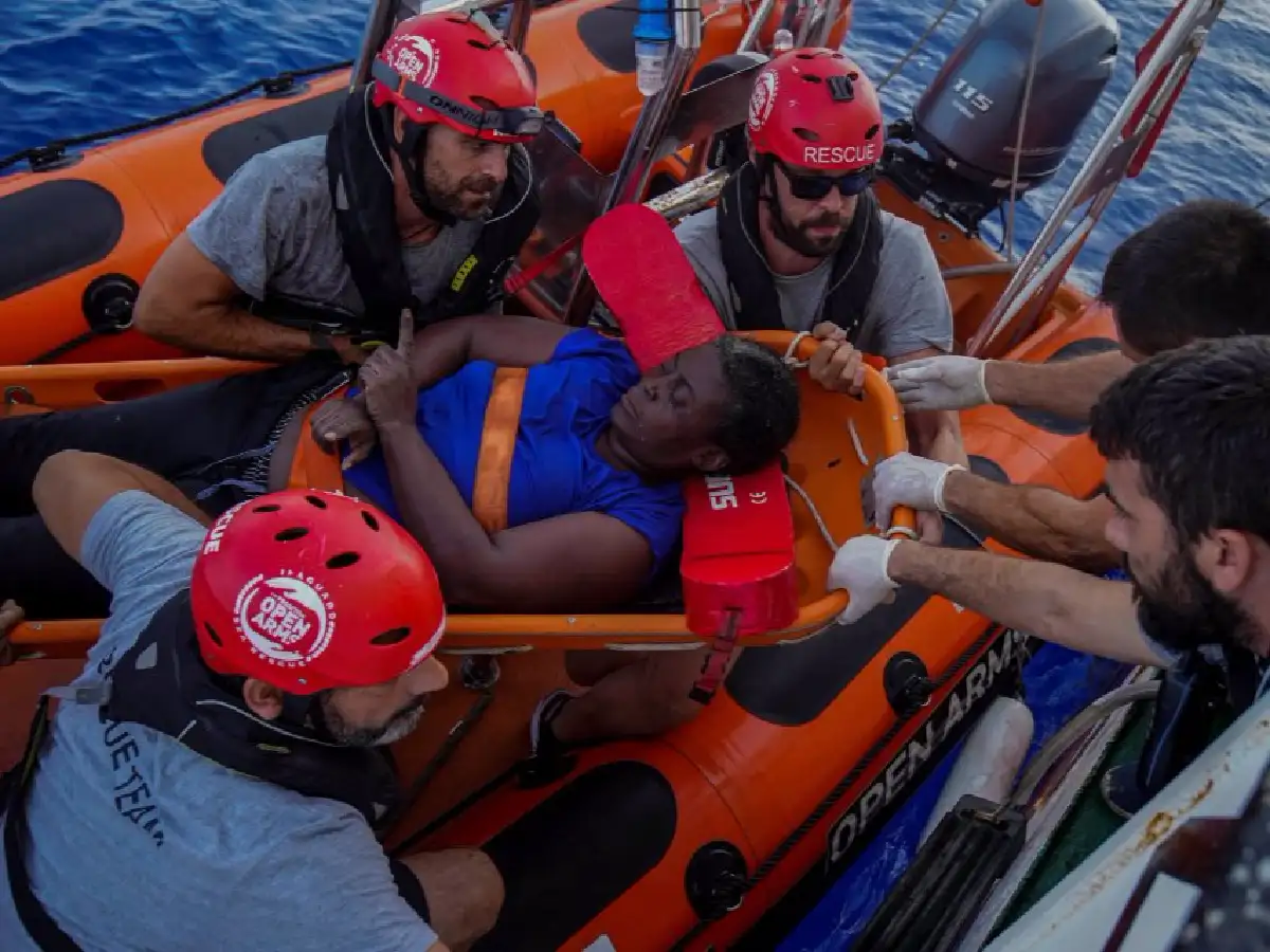 Sacan del mar a una náufraga aferrada a dos muertos 