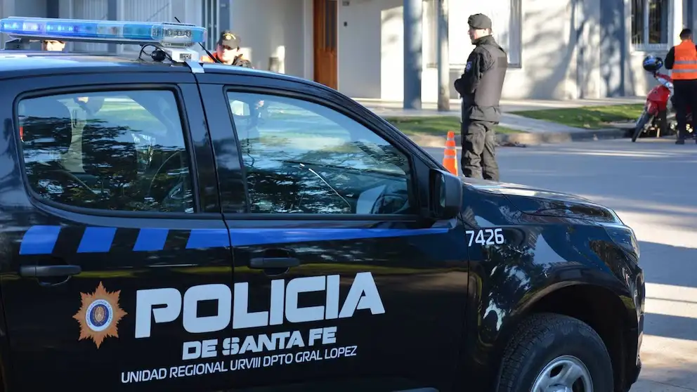 Un hincha rival entró a la cancha y le pegó un palazo en la cabeza a un jugador en la Liga Rosarina (@MinSegSF)