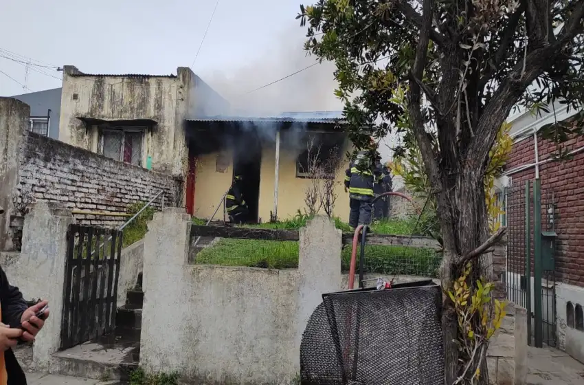 Un hombre fue trasladado con quemaduras tras incendiarse su vivienda