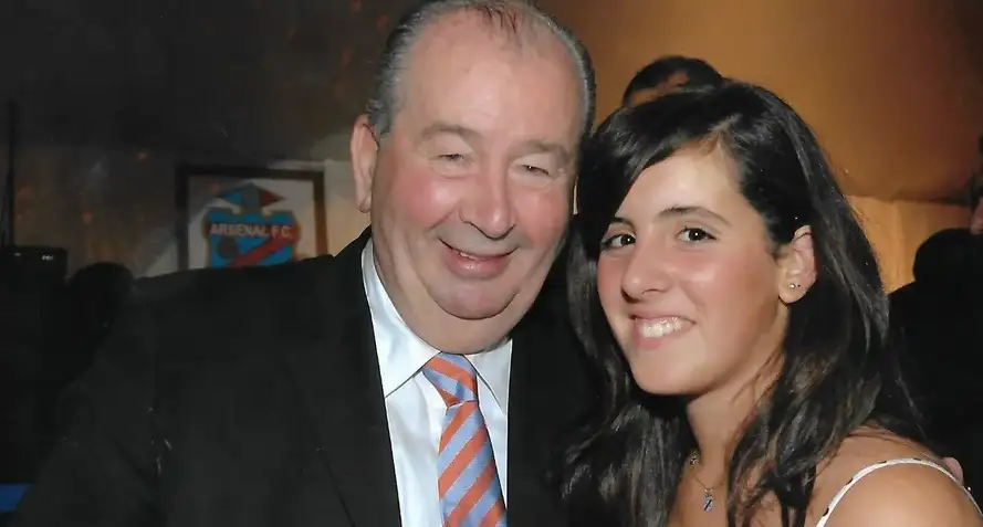Lara Grondona de adolescente junto a su abuelo, Julio Humberto.