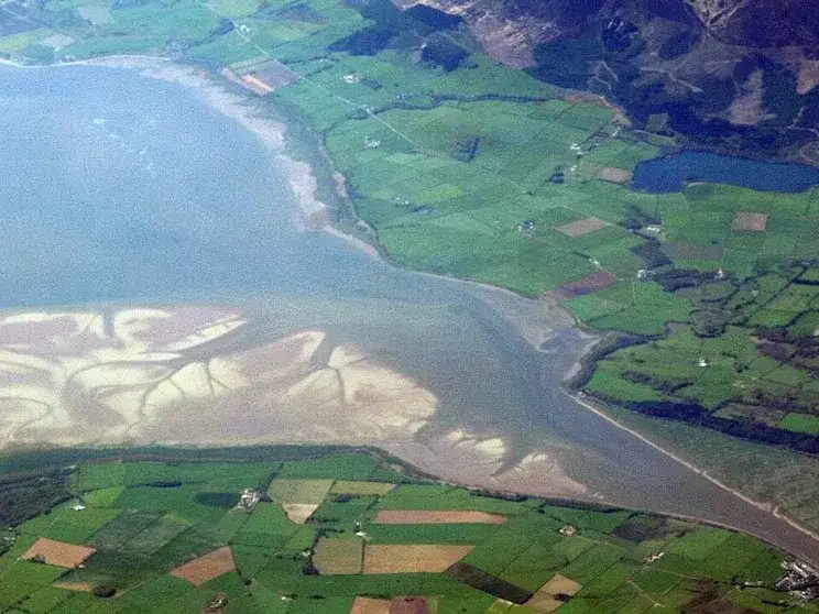 Dumfries y Galloway combina paisajes montañosos, costas y pueblos históricos en el sur de Escocia.