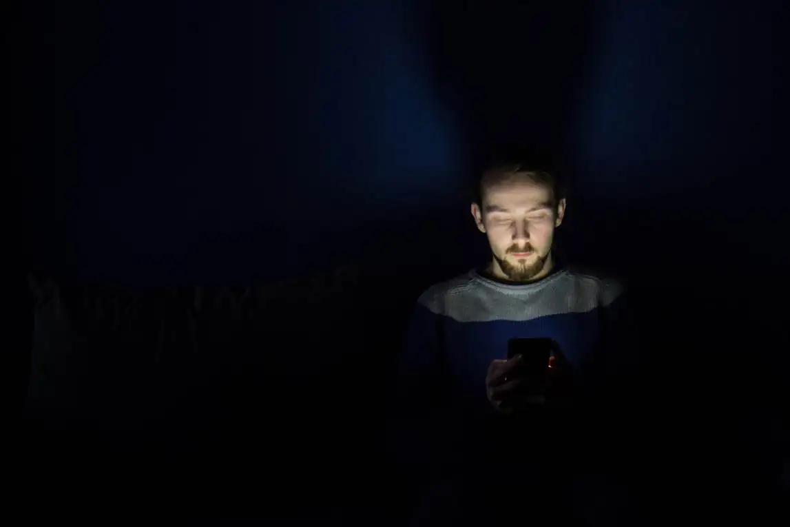 Así reacciona tu cerebro cuando apenas te despertaste y mirás el celular