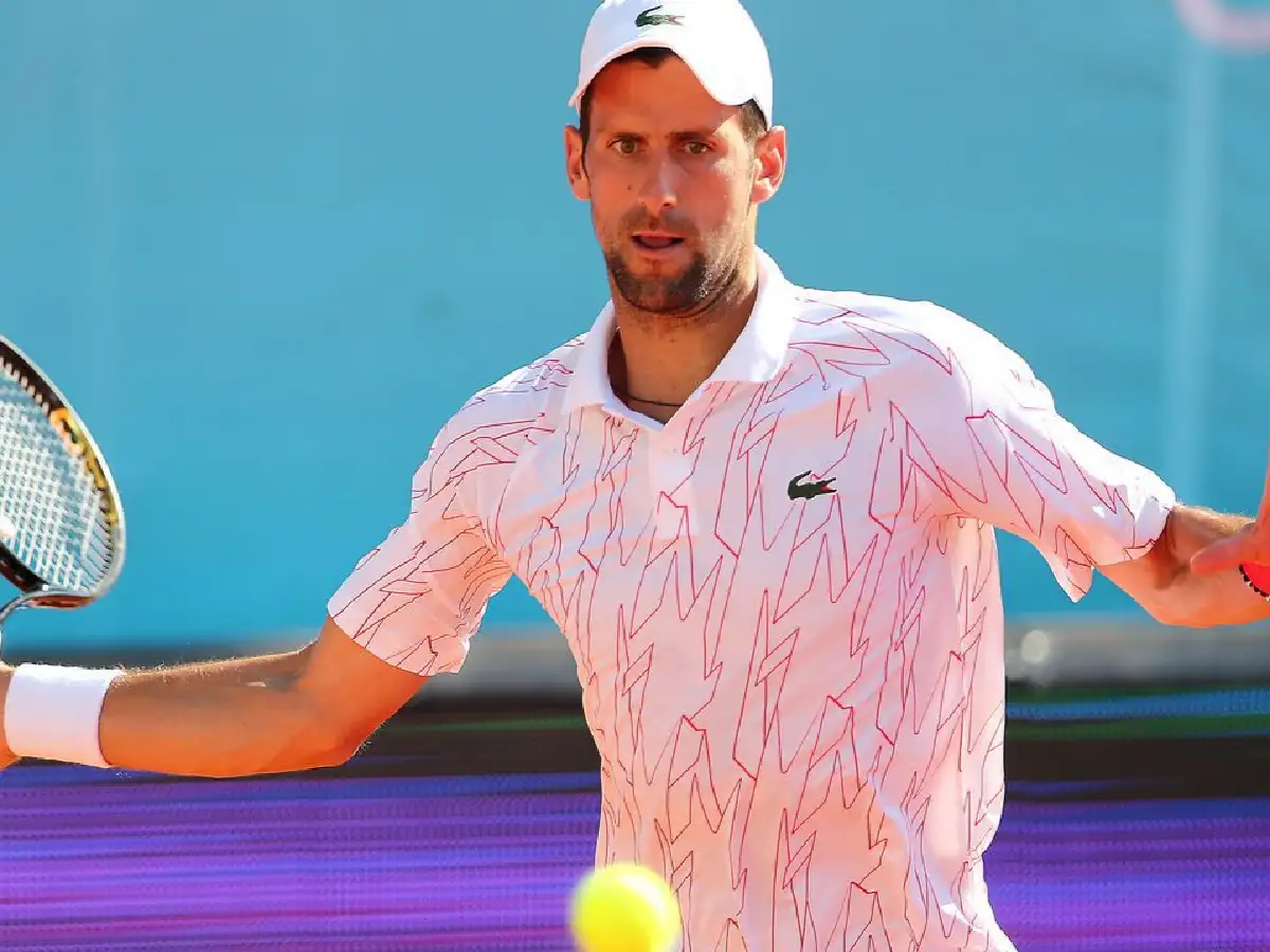Djokovic se somete al test de coronavirus y espera los resultados, asegura prensa serbia