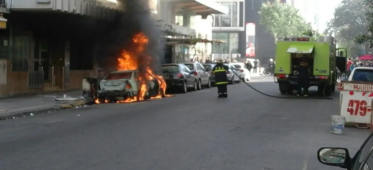 Aparecieron otros dos autos incendiados cerca del centro