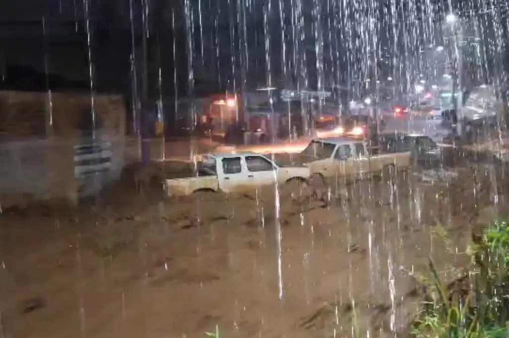 Las corrientes arrastraron a personas y vehículos, y se reportaron varios desaparecidos.