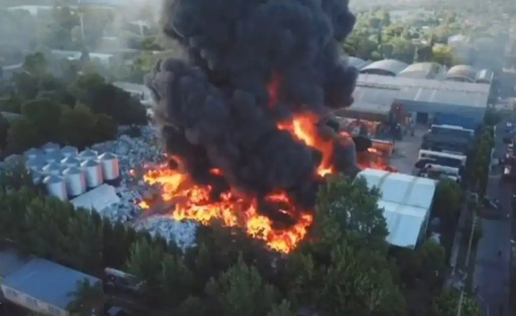 Un incendio consume material plástico en una fábrica de General Pacheco