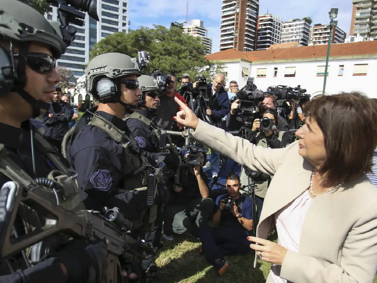 Bullrich habilitó a fuerzas federales a usar pistolas Taser