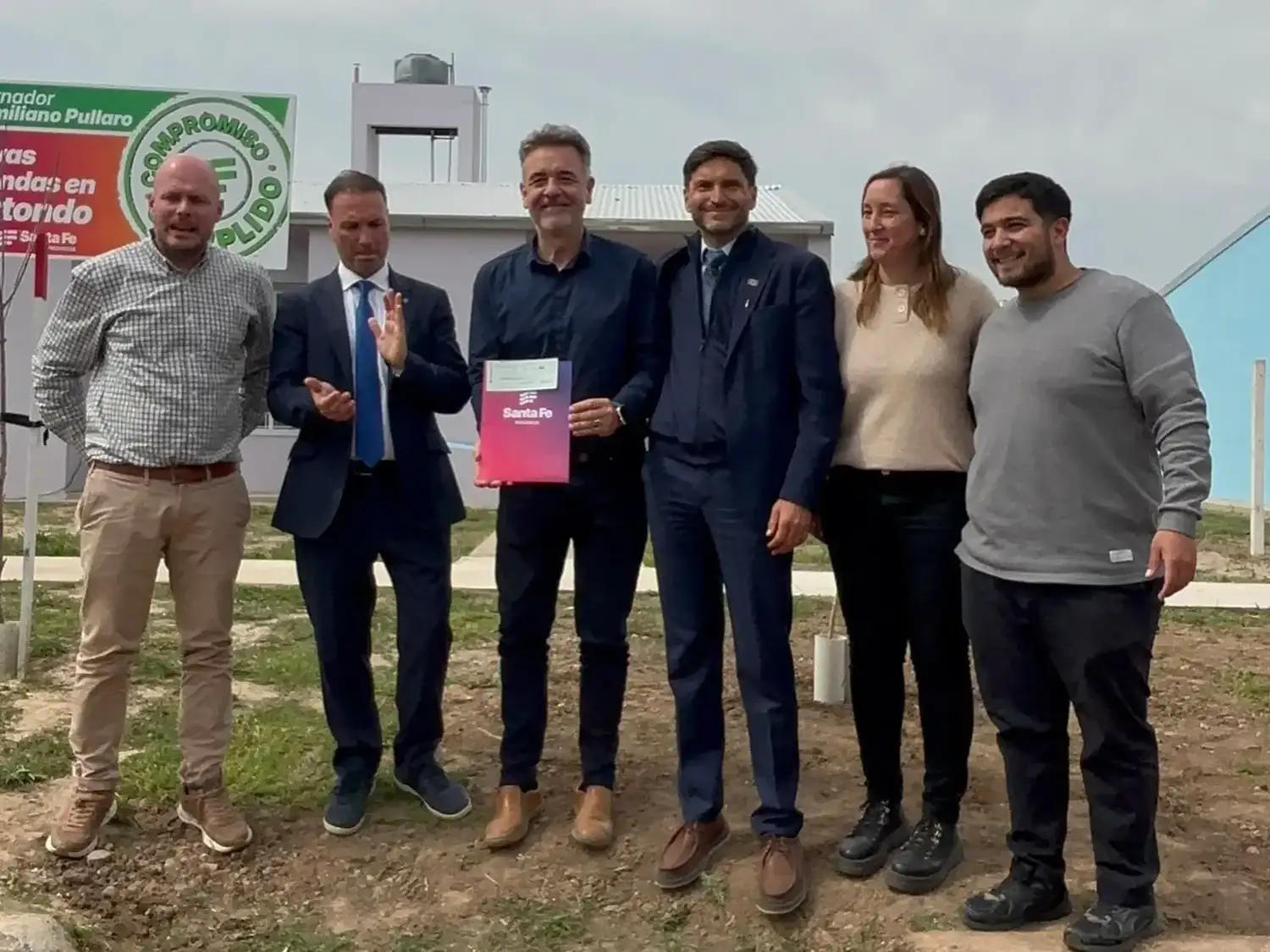 El gobernador Maximiliano Pullaro junto a funcionarios provinciales y locales durante la entrega de fondos en Firmat.