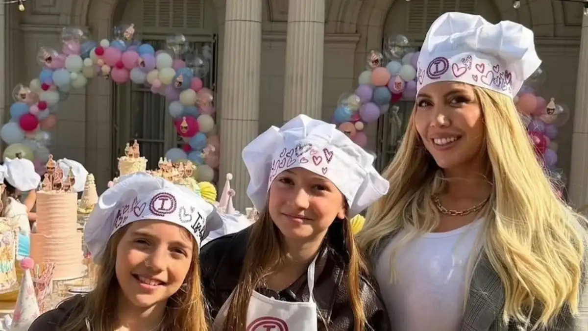 La celebración incluyó delantales personalizados, actividades de pastelería y una decoración en tonos pastel.