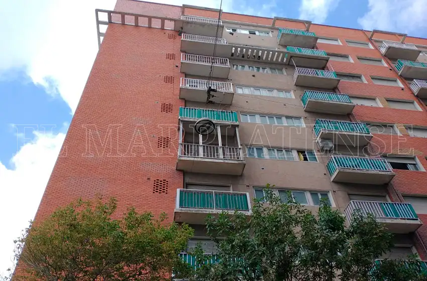 Otra vez cayó la mampostería de un edificio sobre la vereda y la calle