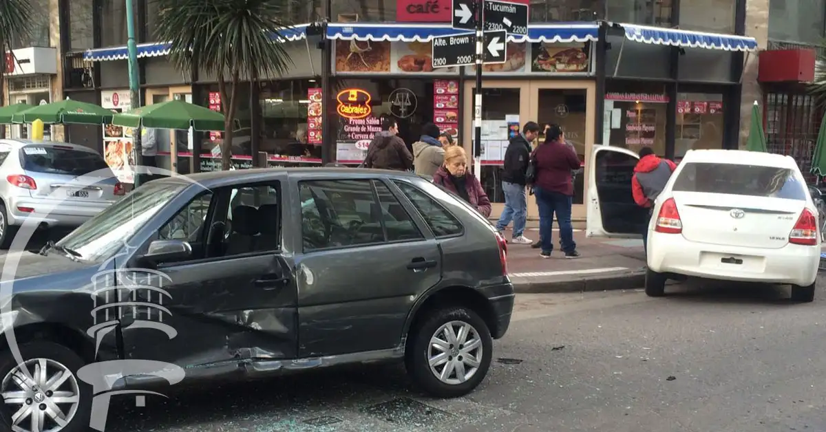 Fuerte choque en la esquina de tribunales