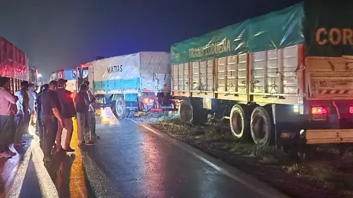 Un camión perdió dos ruedas y provocó el despiste de otro en la ruta: ocurrió cerca de Sacanta