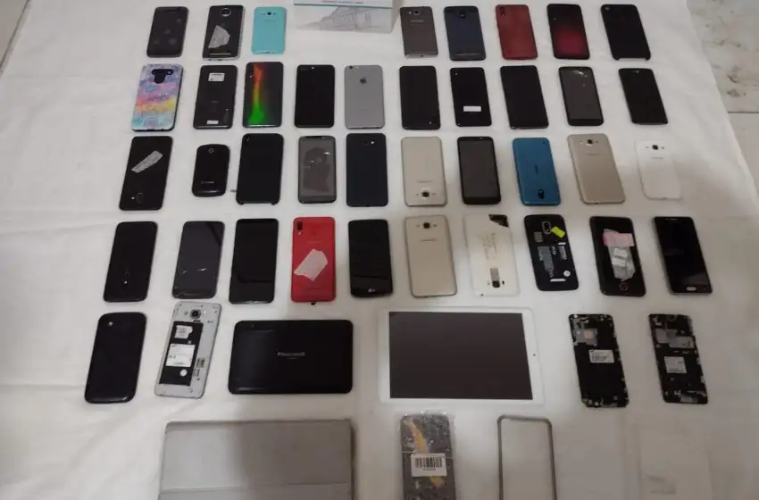 Le robaron el celular y estaba en la Galería 2001: incautan 41 teléfonos y clausuran un local