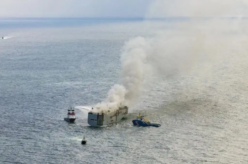 Incendio carguero