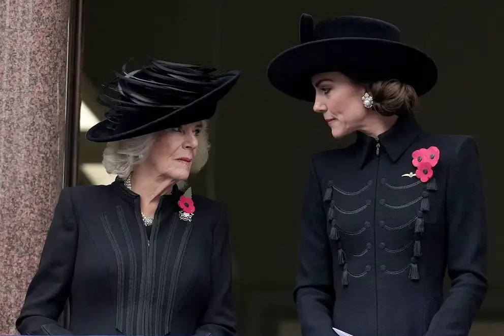 Cada vez son más las versiones sobre la mala relación entre la reina consorte Camila y la princesa de Galés, Kate Middleton (Kin Cheung/Pool via REUTERS)