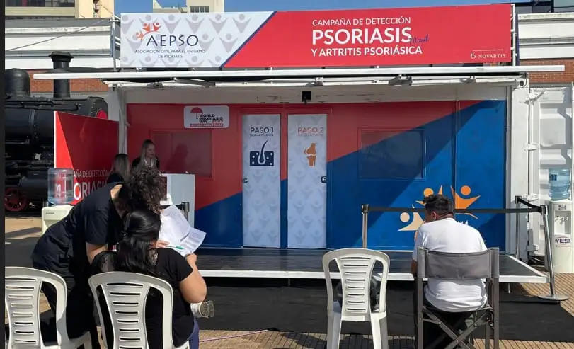 Se trata de una dolencia crónica no contagiosa del sistema inmunológico que puede afectar no solo a la piel (psoriasis) sino también a las articulaciones (artritis psoriásica).