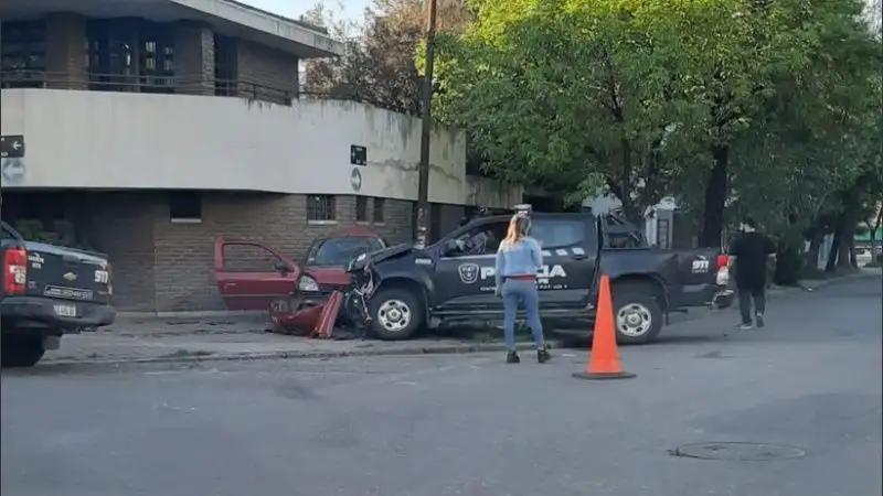 Chocaron un auto  un patrullero policial en Rosario