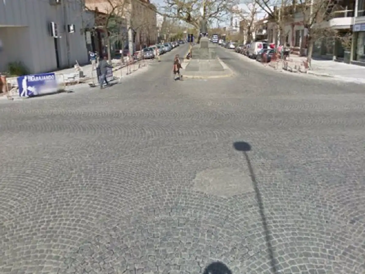 Un auto colisionó con una moto en el centro de la ciudad