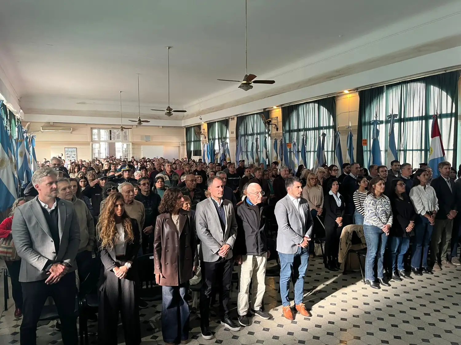 Gran marco de público en el salón de actos de la Escuela "Rosa Turner de Estrugamou". Foto: Sur24