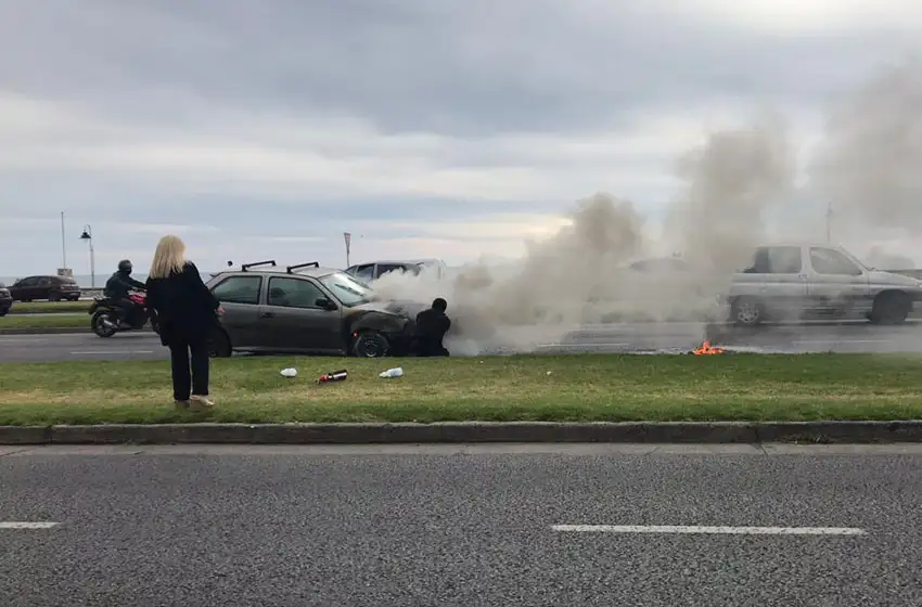 Un auto circulaba por la costa y se prendió fuego