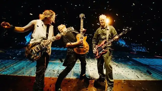 Airbag emocionó al público durante su recital con entradas agotadas en el estadio Gabino Sosa.
