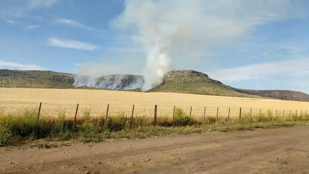 Sierra El Volcán: el fuego avanza y podría alcanzar plantaciones cercanas