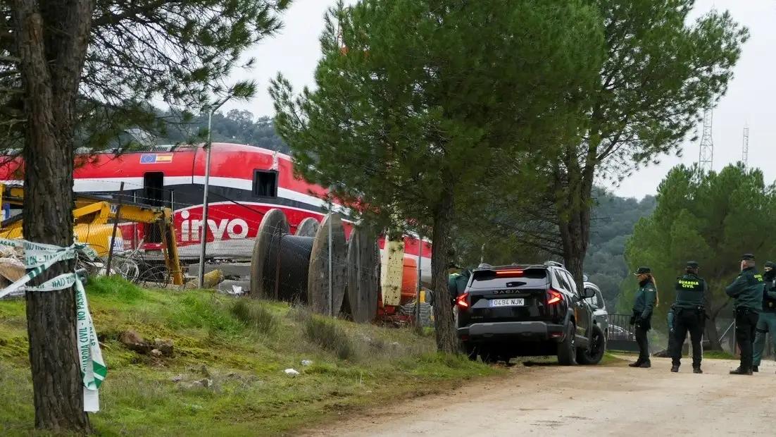 Una grúa trabaja en el vagón 8 del tren Iryo