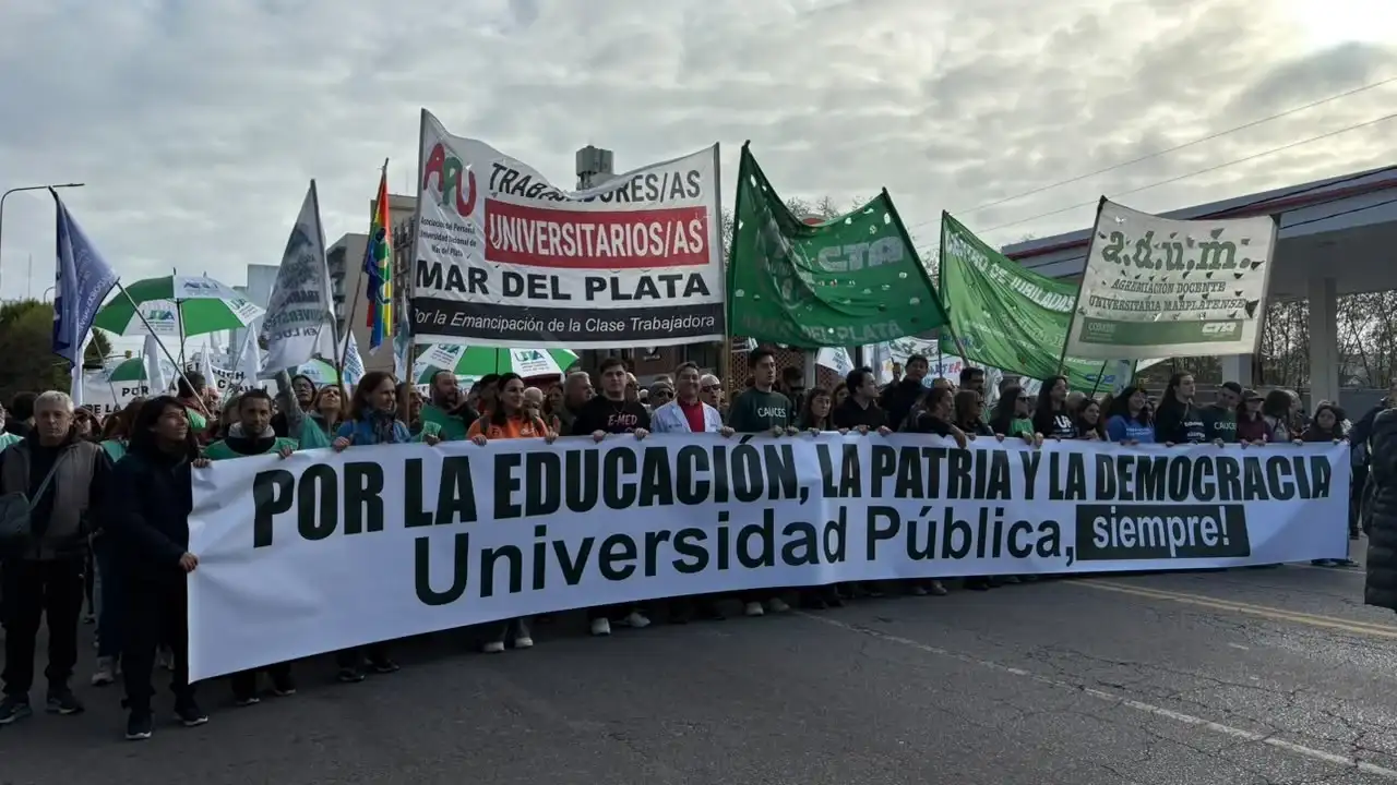 La columna era encabezada por un estandarte que rezaba los principales reclamos de la concurrencia.