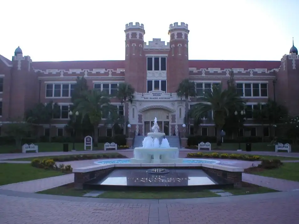 Tras el tiroteo, cuatro personas resultaron heridas y fueron trasladadas al hospital Tallahassee Memorial Healthcare.