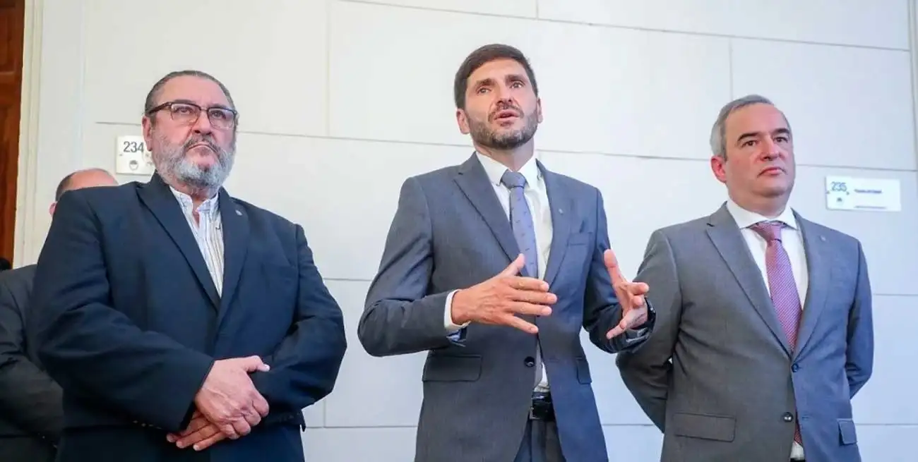 El secretario de Justicia, Santiago Mascheroni; el gobernador, Maximiliano Pullaro; y el fiscal de Estado, Domingo Rondina.