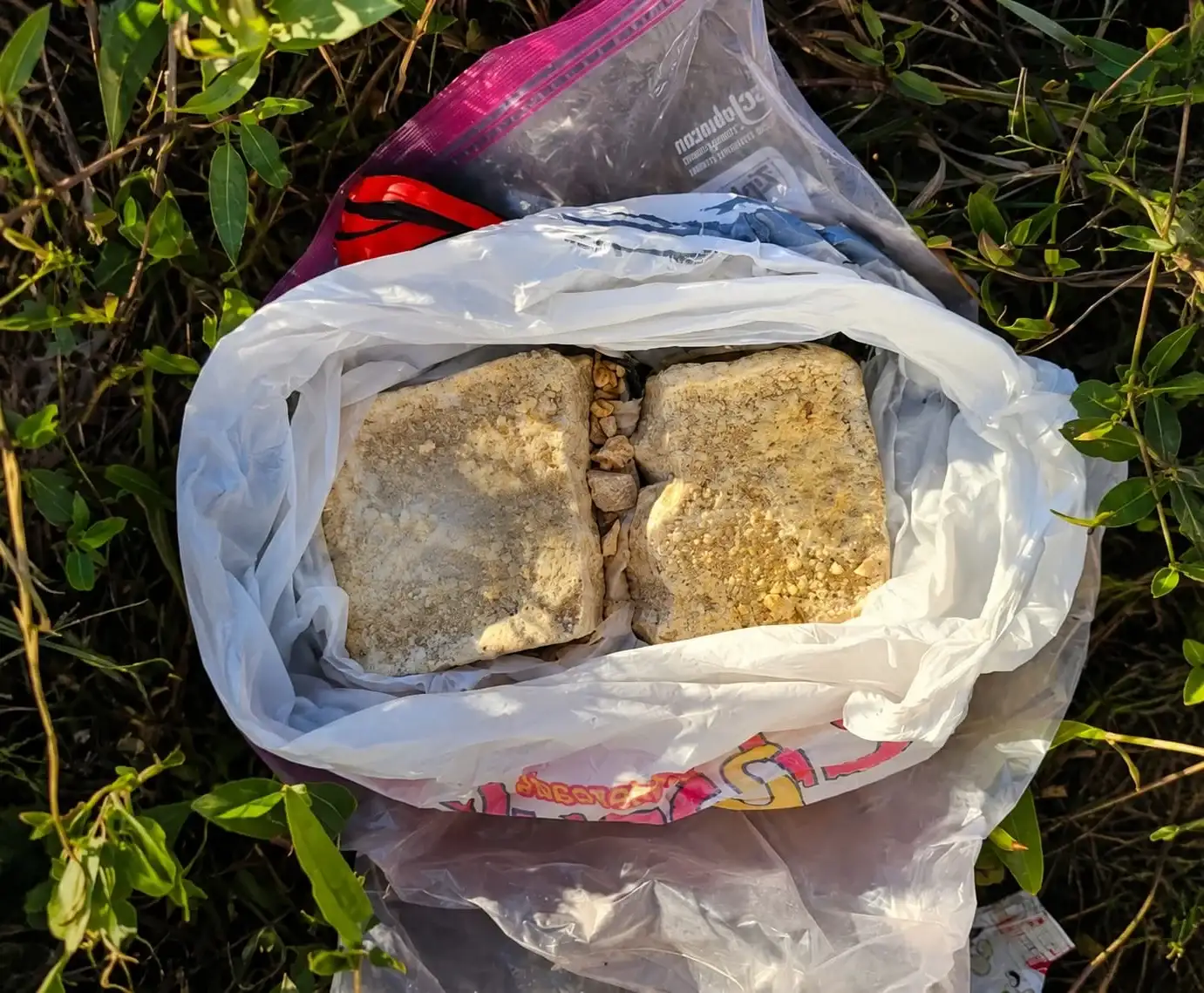 Vecinos hallaron casi un kilo de cocaína abandonado en una plaza de San Francisco