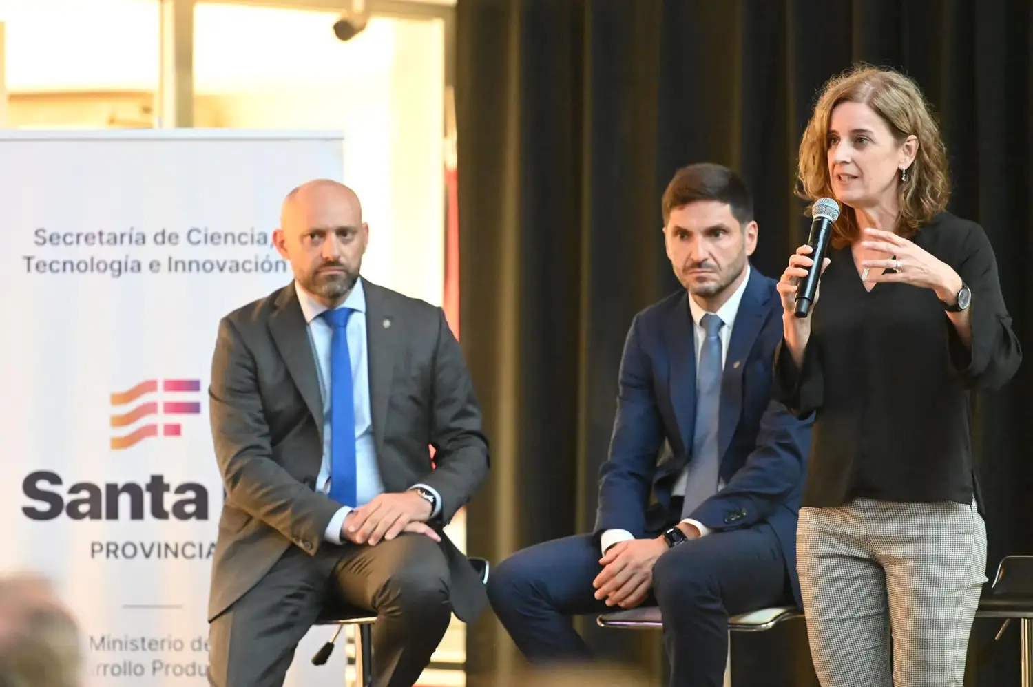 El ministro Puccini, el gobernador Pullaro y la secretaría de Ciencias, Tecnología e Innovación Erica Hynes, brindando detalles del programa.