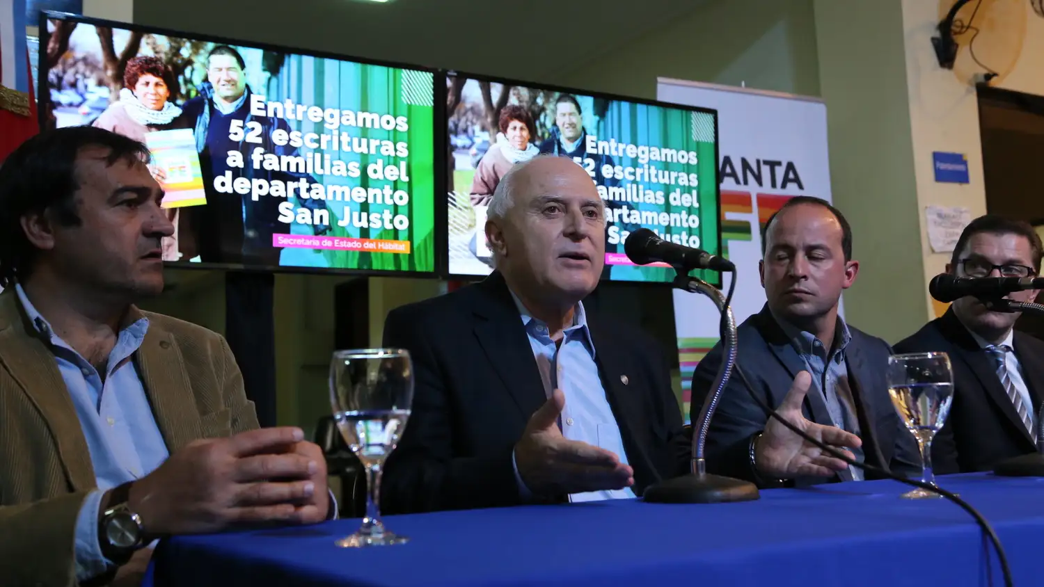 Lifschitz entregó escrituras a 52 familias del departamento San Justo