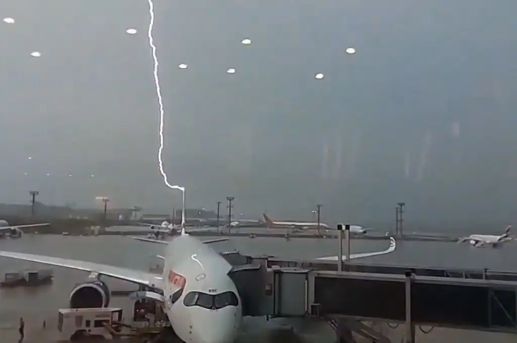 Un rayo impacta sobre un avión