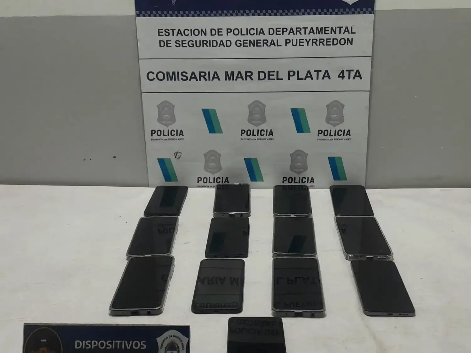 Los 13 celulares que el conductor de la moto llevaba en su poder