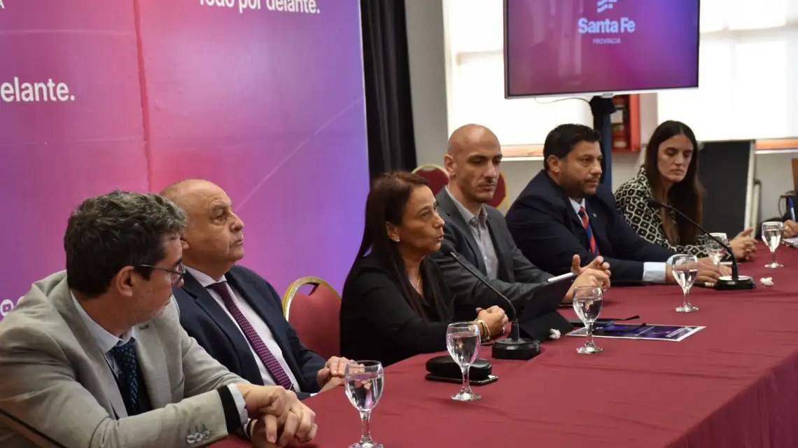 Funcionarios del Ministerio de Justicia y Seguridad del Gobierno de Santa Fe recibieron este lunes en Rosario a Claudia Carrasquilla Minami, concejal de Medellín y exfiscal y directora Contra el Crimen Organizado en Colombia.