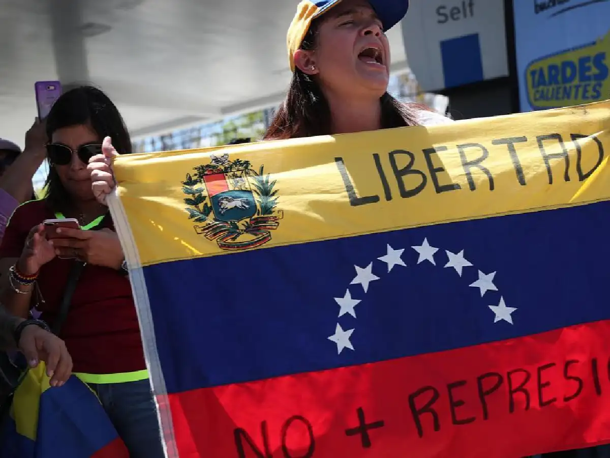 Venezuela: el papel de las fuerzas armadas, la situación de los medios y cómo vive la población