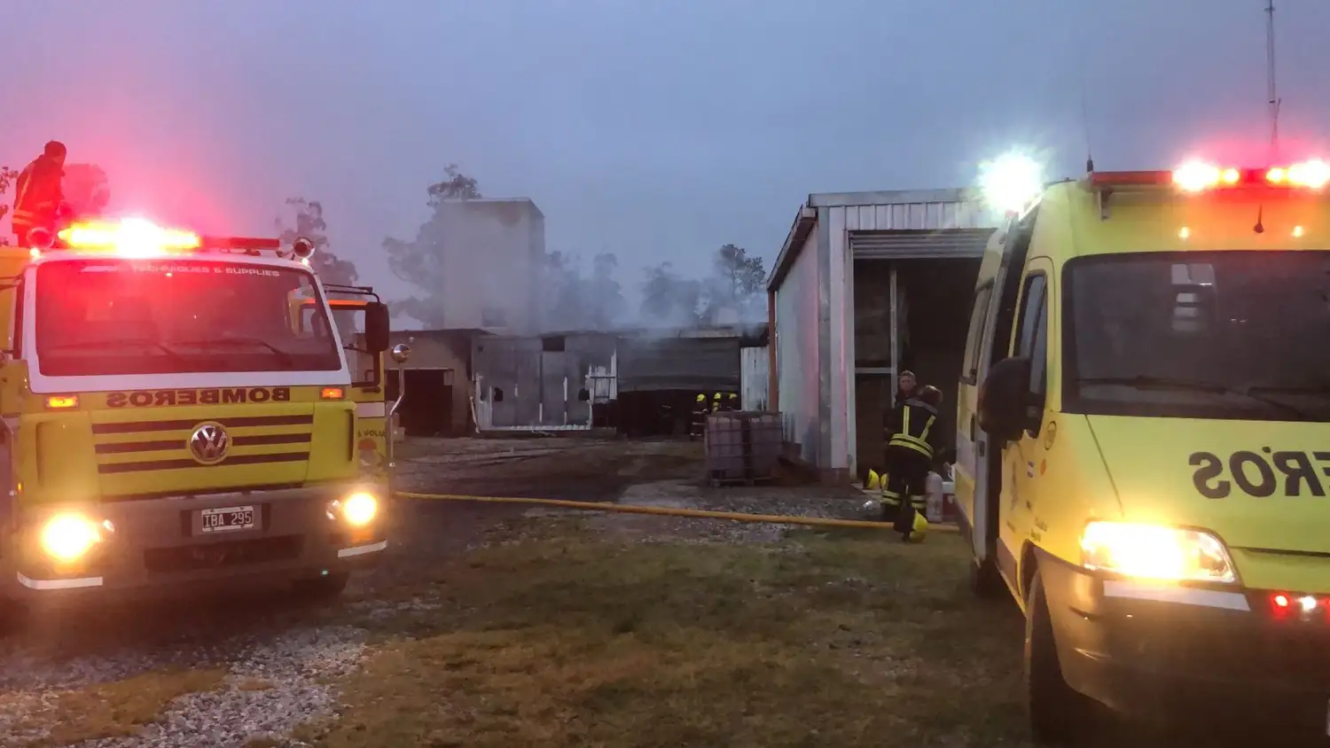 El foco ígneo se origino en los depósitos de la empresa, con pérdidas de gran magnitud. Foto: Bomberos Voluntarios de Venado Tuerto Bom