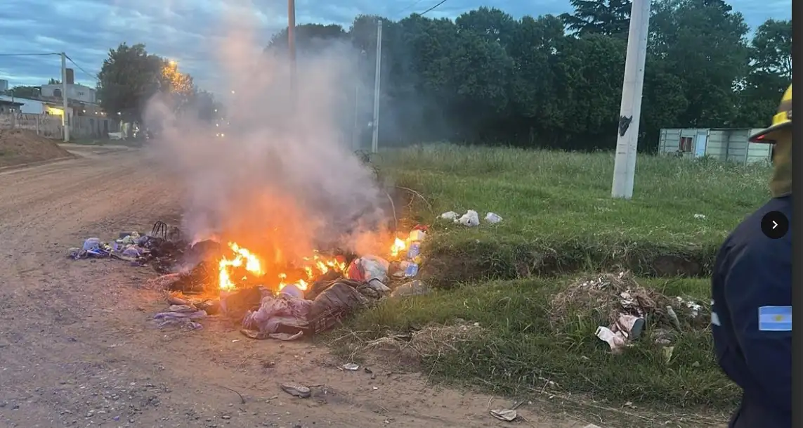 Una de las emergencias fue por un incendio de basura en San Lorenzo y Berti. Crédito: Bomberos de Venado Tuerto.
