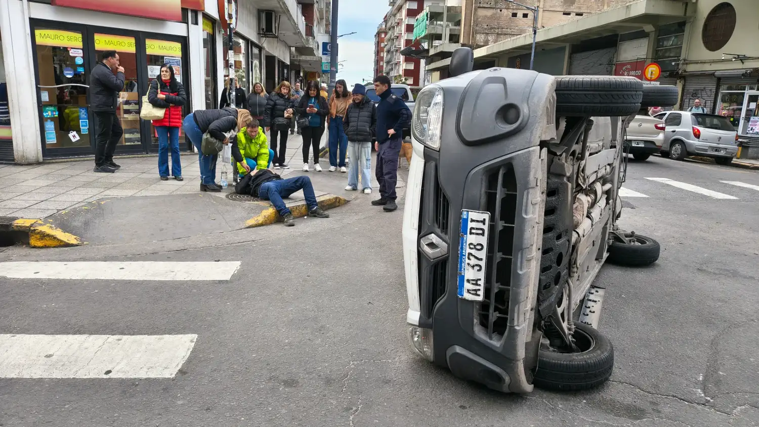Chocaron en el centro, una camioneta volcó y un hombre resultó herido