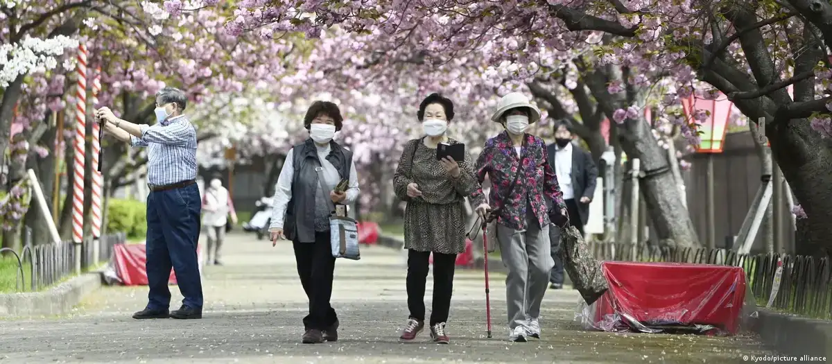 De acuerdo a las cifras publicadas por el Ministerio de Salud, Trabajo y Bienestar, 107.677 son los ciudadanos japoneses, registrados hasta el 1 de septiembre, que superan la barrera de los 100 años.