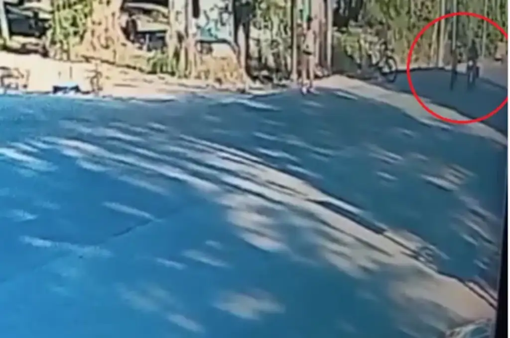 El accidente fue capturado por una cámara de seguridad,