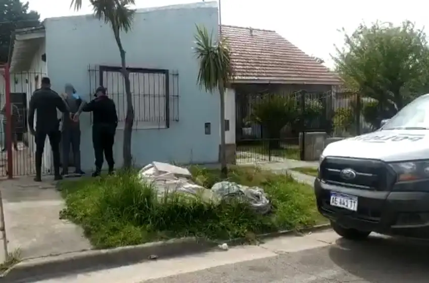 Tenía un arma y cuando quiso escapar lo detuvieron