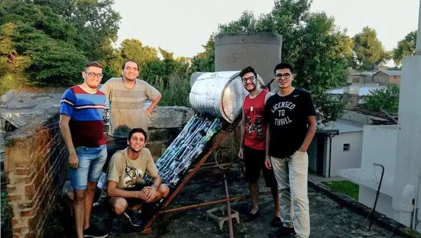 Alumnos rosarinos arman termotanques solares y los donan