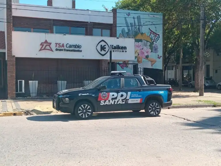 El momento del allanamiento la oficina comercial.